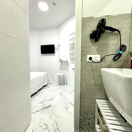 Aparthotel Retreat: Ocean View & Modern Comfort