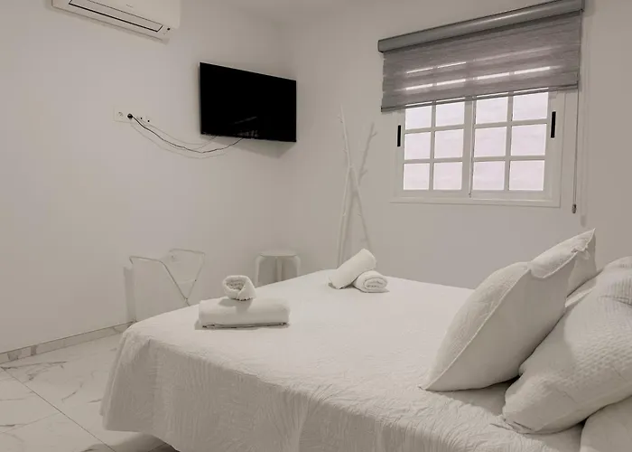 Retreat: Ocean View & Modern Comfort